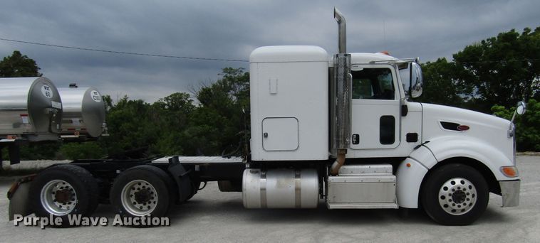 image for item DG1371 2013 Peterbilt 386 semi truck