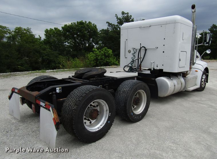 image for item DG1371 2013 Peterbilt 386 semi truck