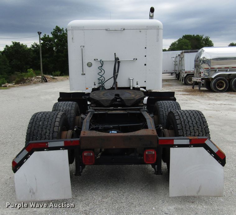 image for item DG1371 2013 Peterbilt 386 semi truck