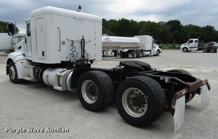 image for item DG1371 2013 Peterbilt 386 semi truck
