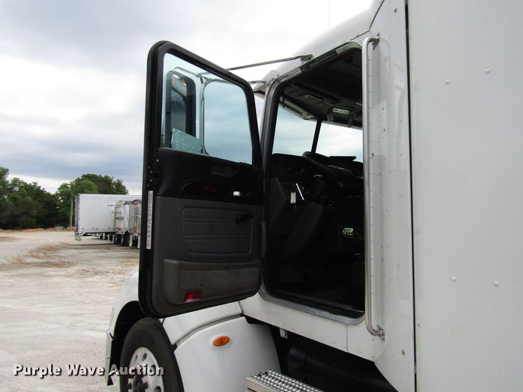 image for item DG1371 2013 Peterbilt 386 semi truck