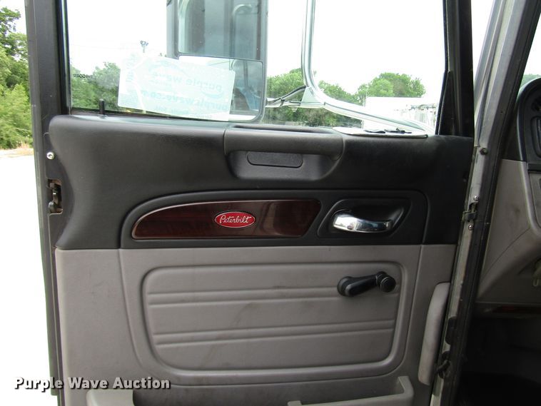 image for item DG1371 2013 Peterbilt 386 semi truck