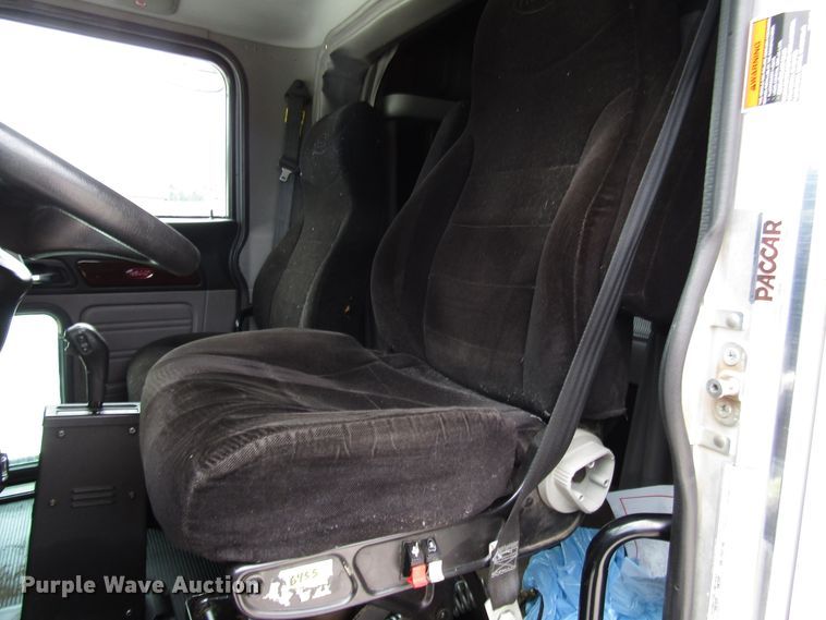 image for item DG1371 2013 Peterbilt 386 semi truck