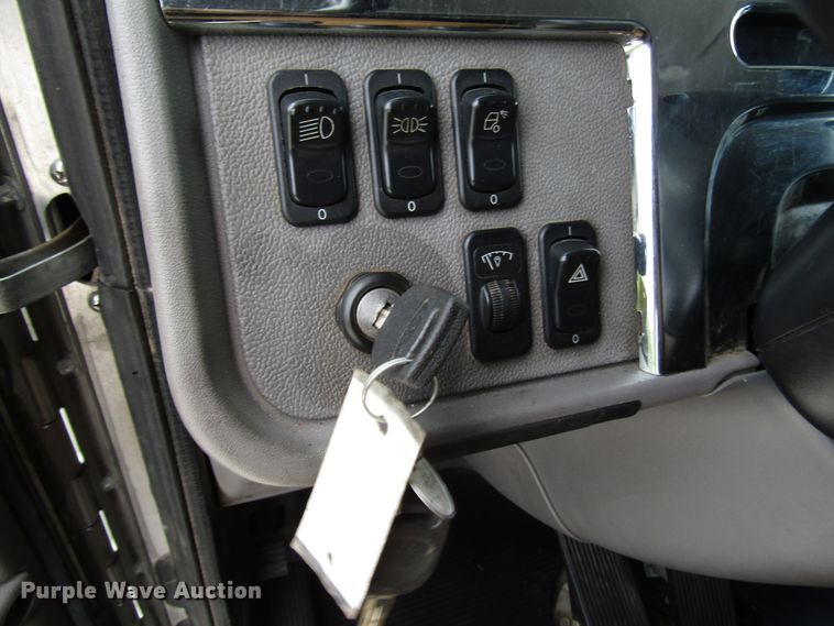 image for item DG1371 2013 Peterbilt 386 semi truck