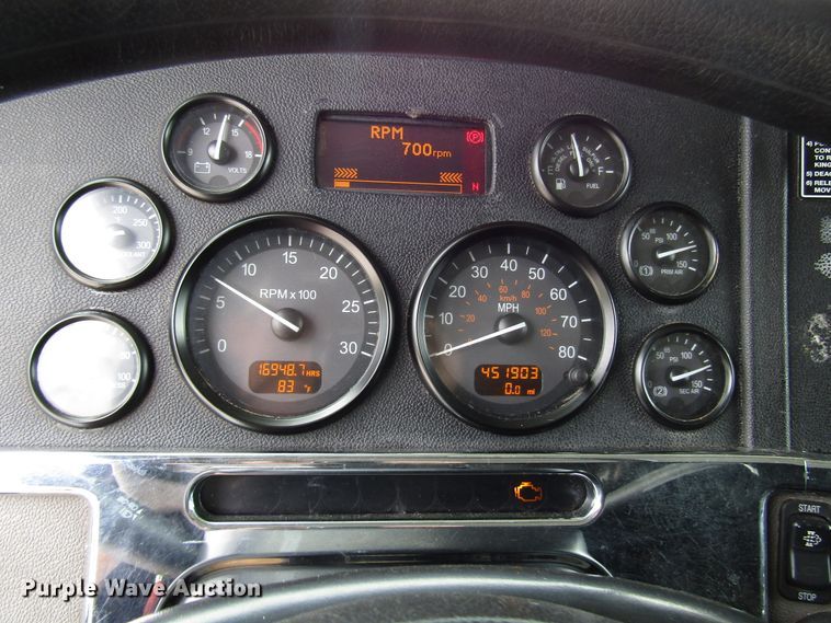 image for item DG1371 2013 Peterbilt 386 semi truck