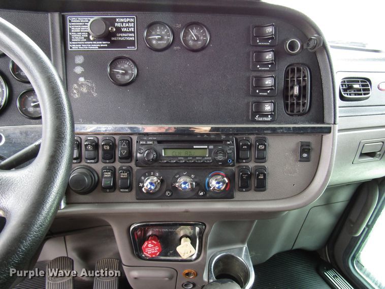 image for item DG1371 2013 Peterbilt 386 semi truck