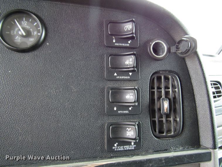 image for item DG1371 2013 Peterbilt 386 semi truck