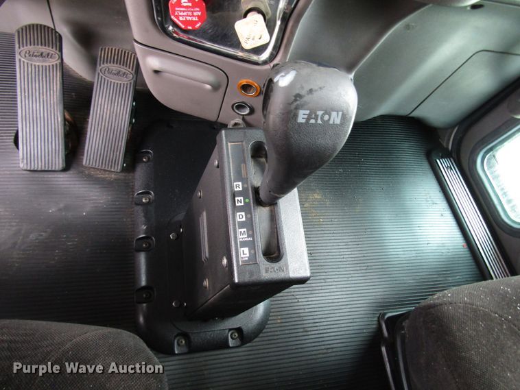 image for item DG1371 2013 Peterbilt 386 semi truck