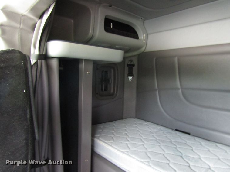 image for item DG1371 2013 Peterbilt 386 semi truck