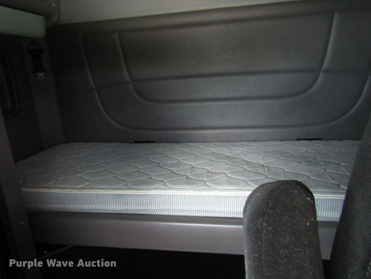 image for item DG1371 2013 Peterbilt 386 semi truck