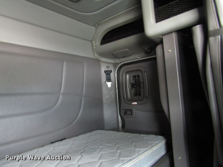 image for item DG1371 2013 Peterbilt 386 semi truck