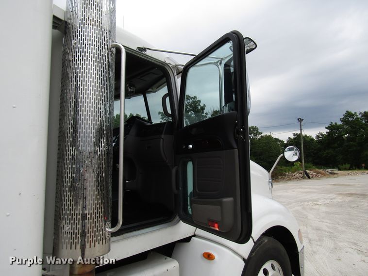 image for item DG1371 2013 Peterbilt 386 semi truck