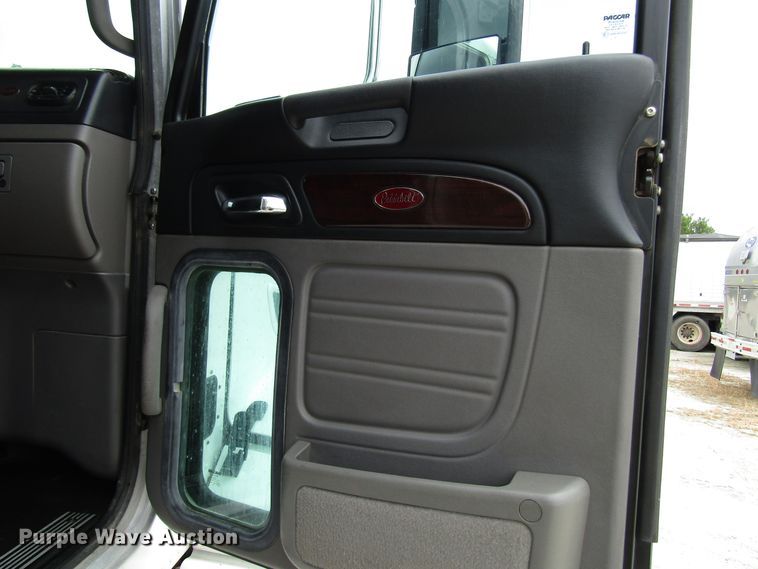 image for item DG1371 2013 Peterbilt 386 semi truck