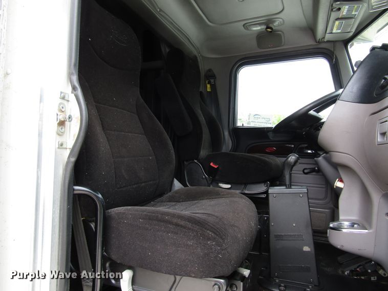 image for item DG1371 2013 Peterbilt 386 semi truck