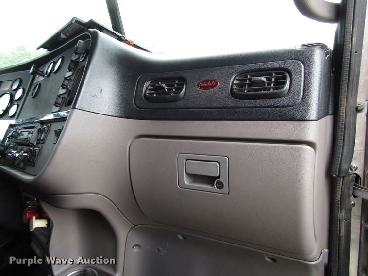 image for item DG1371 2013 Peterbilt 386 semi truck