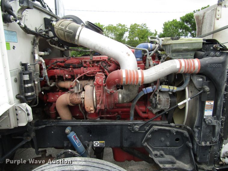 image for item DG1371 2013 Peterbilt 386 semi truck