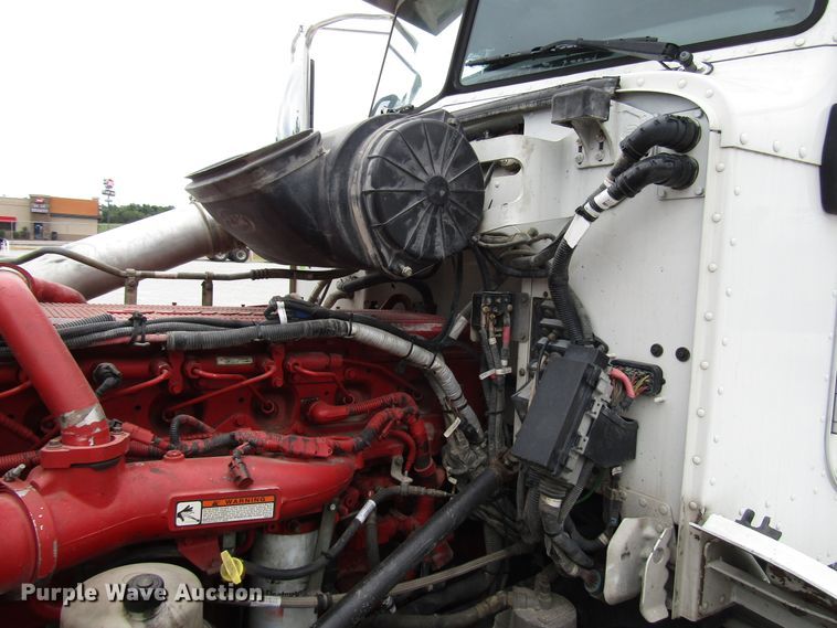 image for item DG1371 2013 Peterbilt 386 semi truck