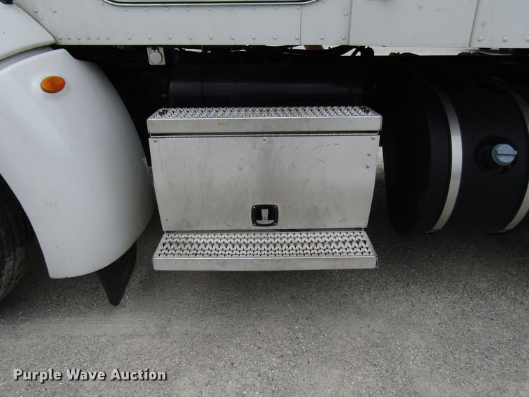 image for item DG1371 2013 Peterbilt 386 semi truck