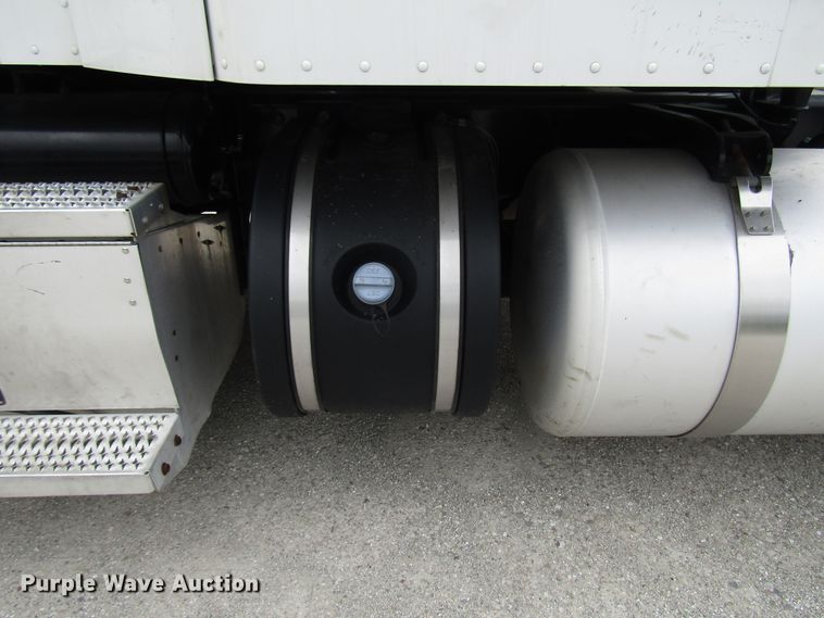 image for item DG1371 2013 Peterbilt 386 semi truck