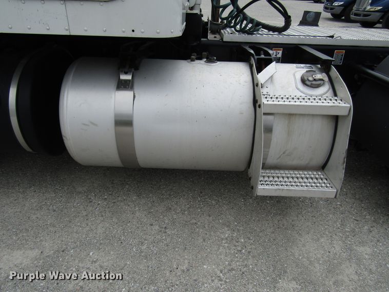 image for item DG1371 2013 Peterbilt 386 semi truck