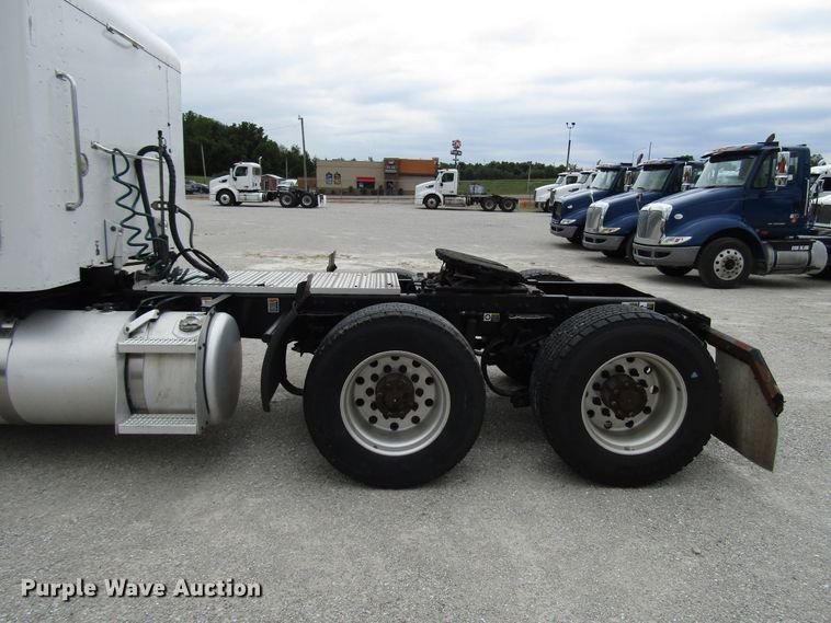 image for item DG1371 2013 Peterbilt 386 semi truck