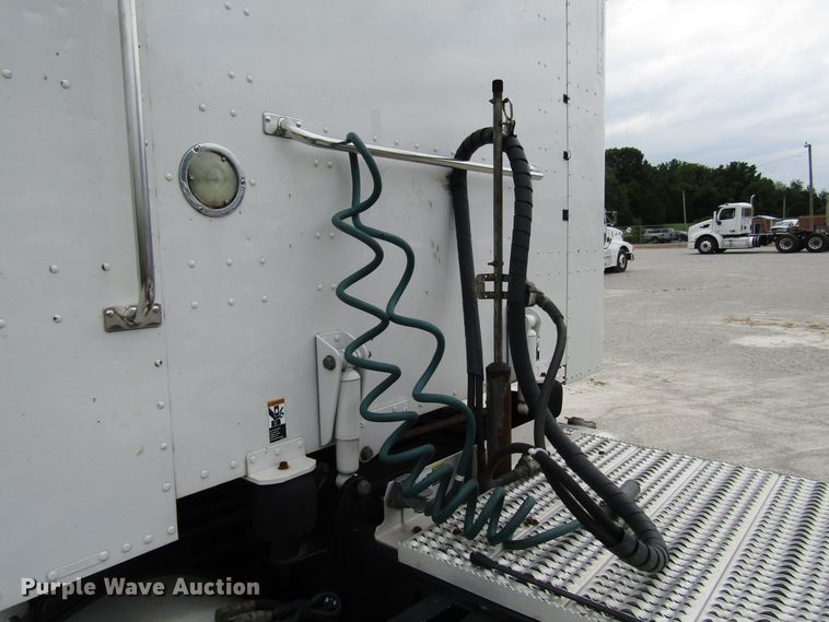 image for item DG1371 2013 Peterbilt 386 semi truck