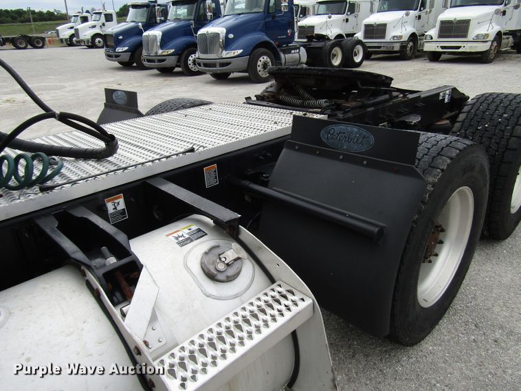 image for item DG1371 2013 Peterbilt 386 semi truck