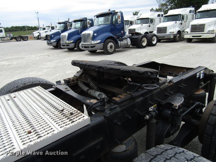 image for item DG1371 2013 Peterbilt 386 semi truck