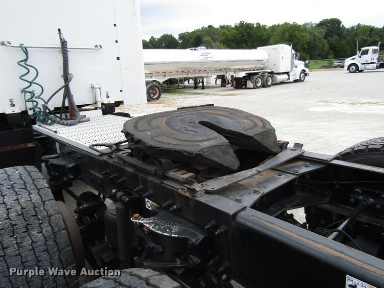 image for item DG1371 2013 Peterbilt 386 semi truck