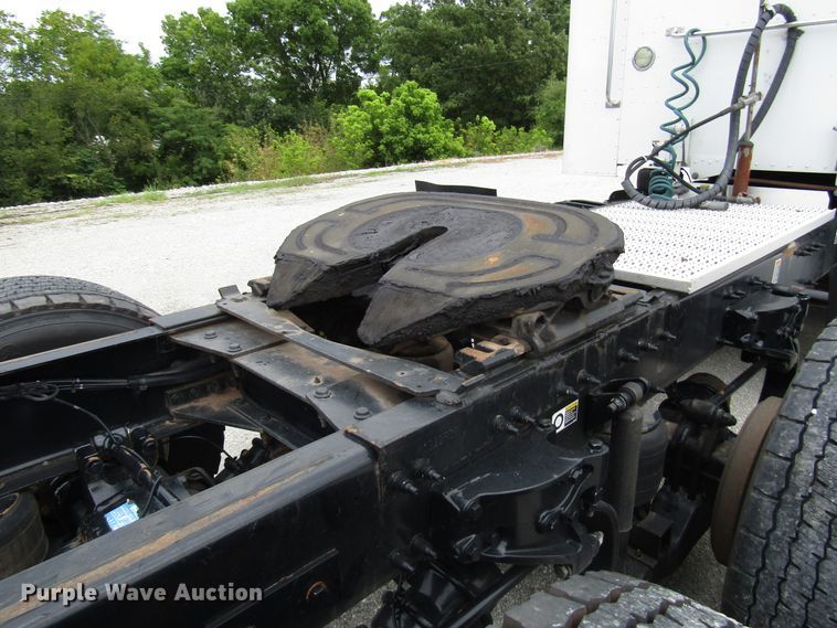 image for item DG1371 2013 Peterbilt 386 semi truck