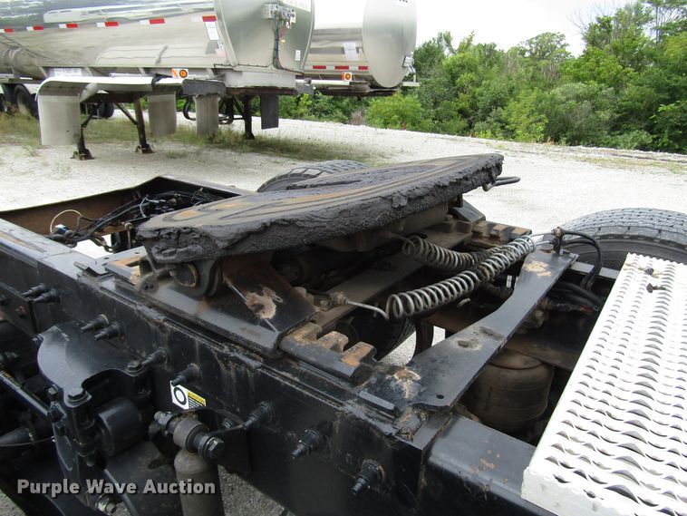 image for item DG1371 2013 Peterbilt 386 semi truck