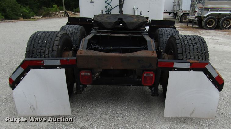 image for item DG1371 2013 Peterbilt 386 semi truck