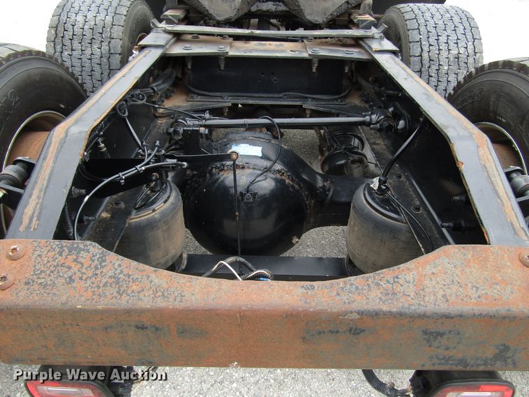 image for item DG1371 2013 Peterbilt 386 semi truck