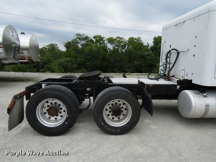 image for item DG1371 2013 Peterbilt 386 semi truck