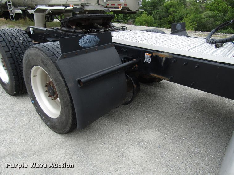 image for item DG1371 2013 Peterbilt 386 semi truck