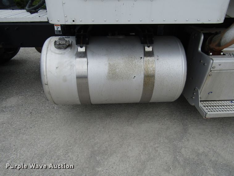 image for item DG1371 2013 Peterbilt 386 semi truck