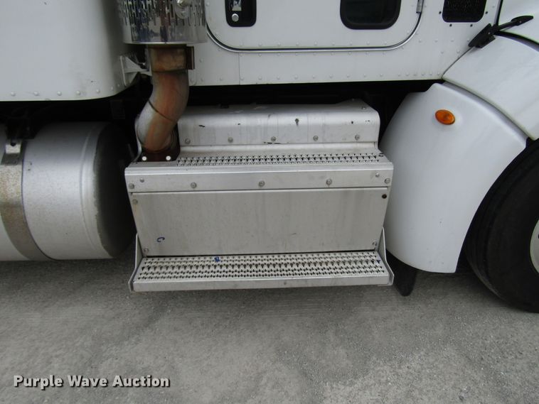 image for item DG1371 2013 Peterbilt 386 semi truck
