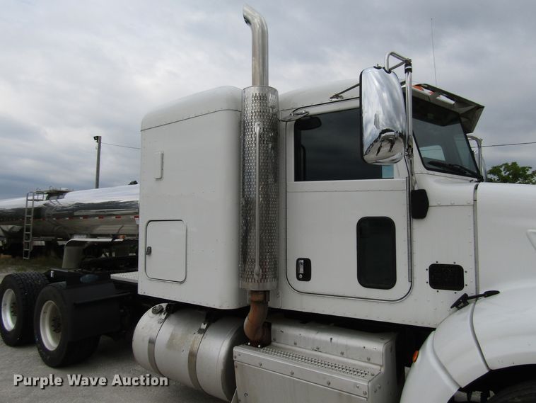 image for item DG1371 2013 Peterbilt 386 semi truck
