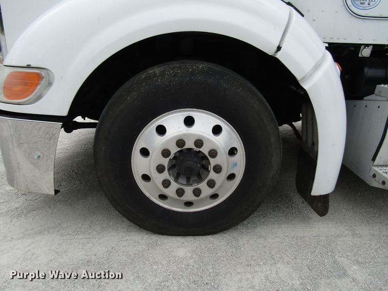 image for item DG1371 2013 Peterbilt 386 semi truck