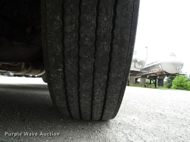 image for item DG1371 2013 Peterbilt 386 semi truck