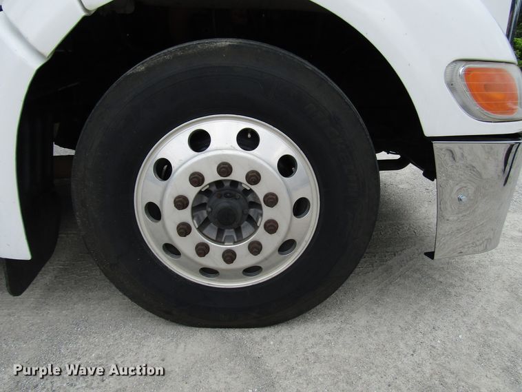 image for item DG1371 2013 Peterbilt 386 semi truck