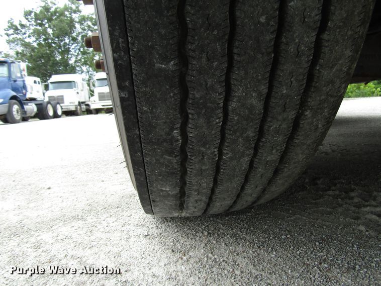 image for item DG1371 2013 Peterbilt 386 semi truck