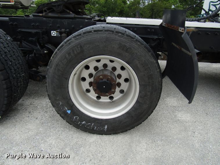 image for item DG1371 2013 Peterbilt 386 semi truck