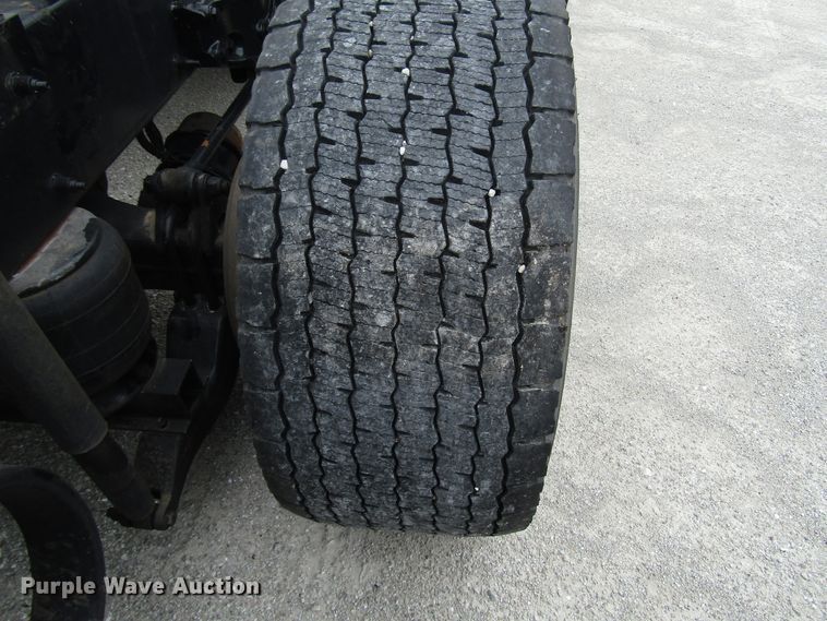 image for item DG1371 2013 Peterbilt 386 semi truck