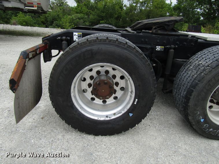 image for item DG1371 2013 Peterbilt 386 semi truck