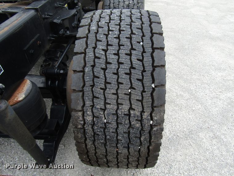 image for item DG1371 2013 Peterbilt 386 semi truck