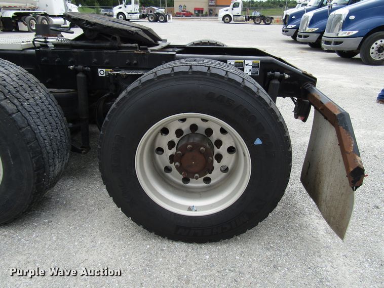 image for item DG1371 2013 Peterbilt 386 semi truck