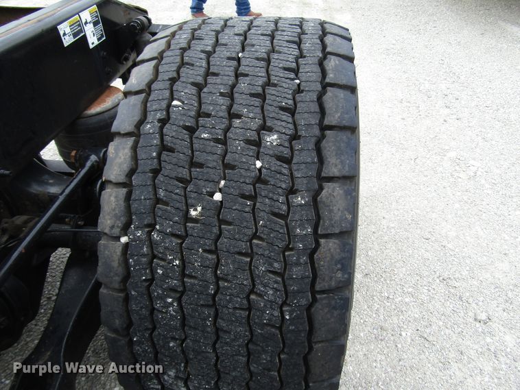 image for item DG1371 2013 Peterbilt 386 semi truck