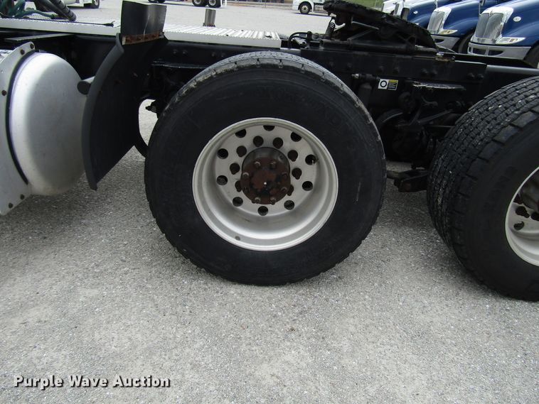 image for item DG1371 2013 Peterbilt 386 semi truck