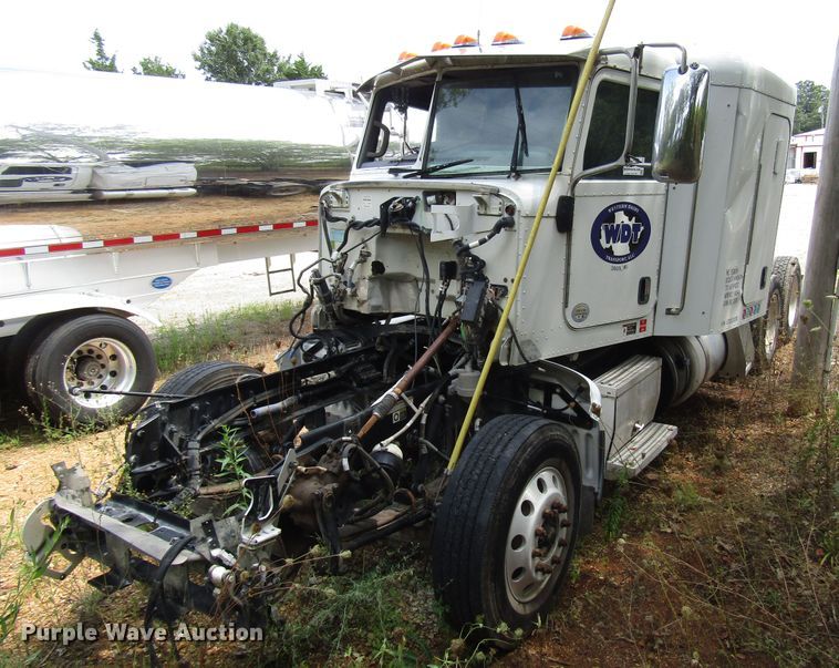 image for item DG1372 2014 Peterbilt 386 semi truck
